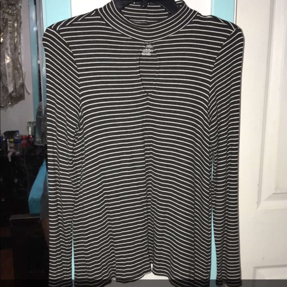 Longe sleeve key hole American eagle blouse